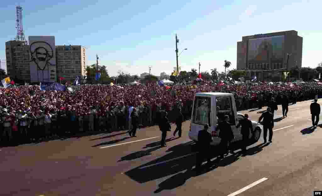 El Papa Benedicto XVI arriba en el papamóvil, el 28 de marzo de 2012, a la Plaza de la Revolución José Martí.