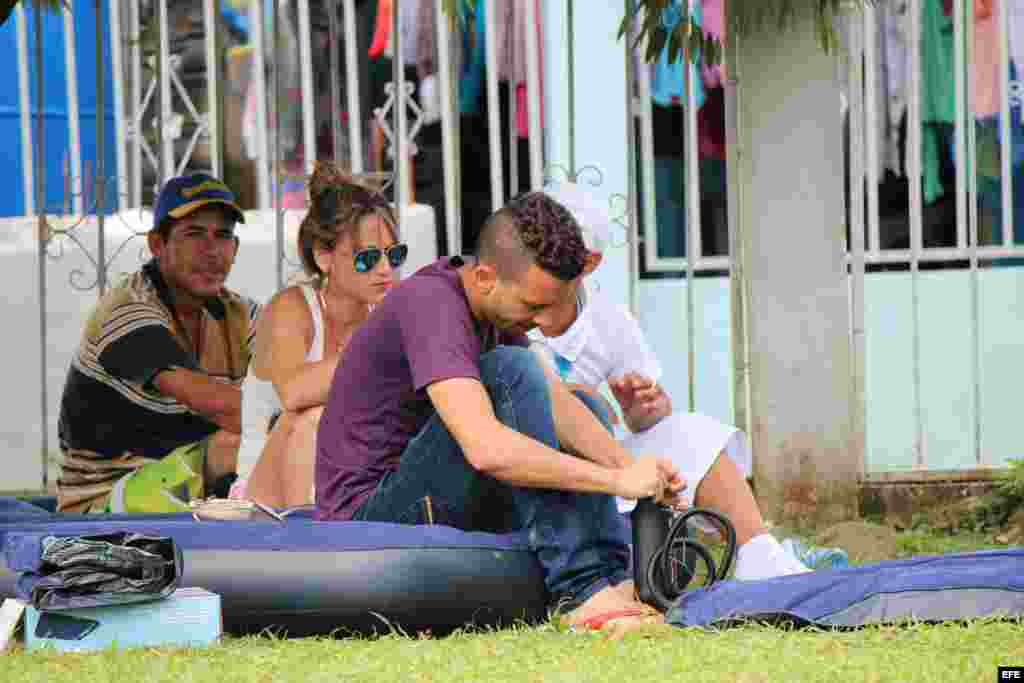 Un grupo de migrantes cubanos se alberga en la parroquia de Paso Canoas, en la Frontera entre Panamá y Costa Rica. EFE