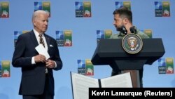 Volodymyr Zelenskyy junto al presidente Biden en un evento en Vilnius, Lituania, mientras los miembros del G7 anuncian su declaración conjunta de apoyo a Ucrania. (REUTERS/Kevin Lamarque)