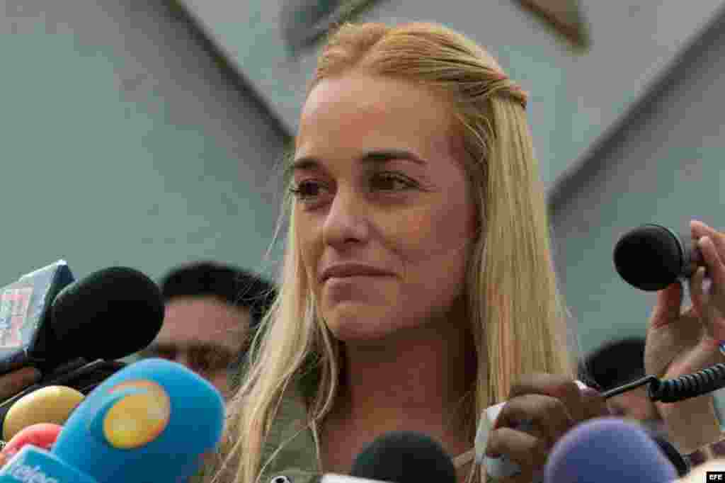 La esposa del dirigente opositor Leopoldo López, Lilian Tintori, se dirige a sus seguidores en una concentración en la plaza José Martí, de Caracas.