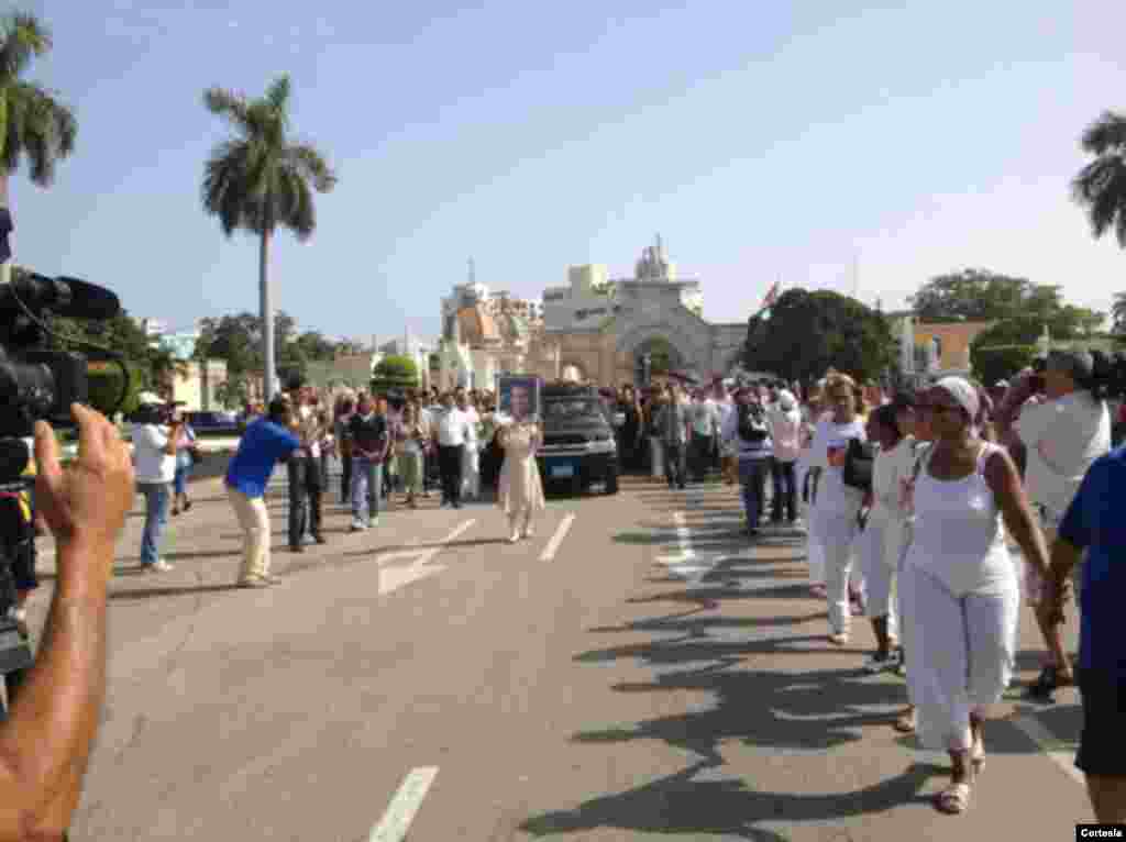 Féretro de Oswaldo Payá llega al cementerio de Colón