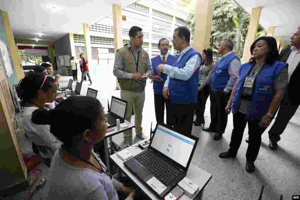 Fotografía cedida por la Agencia Venezolana de Noticias (AVN) donde se observa a los integrantes de la misión electoral de la Unión de Naciones Suramericanas.