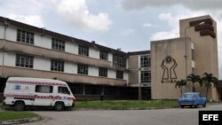 Aspecto de la fachada del hospital provincial Arnaldo Milián Castro, de la ciudad de Santa Clara (Cuba).