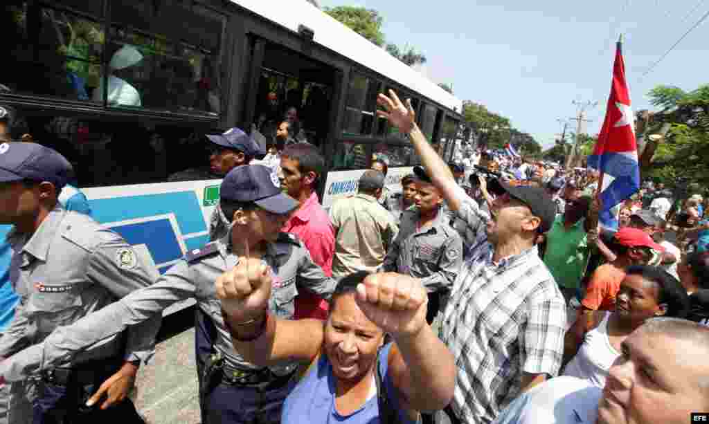 Grupos a favor del Gobierno cubano gritan consignas revolucionarias hoy, domingo 13 de septiembre de 2015, durante una manifestación en contra de disidentes cubanos en La Habana (Cuba). 