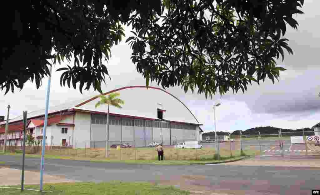 Vista general del hangar donde se encuentran depositados los armamentos encontrados en el buque norcoreano Chong Chon Gang hoy, martes 13 de agosto de 2013, en al antigua base aérea de Howard, en el pacifico panameño. Una misión de la ONU inició hoy la in