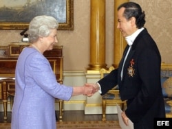 Archivo: La Reina Isabel II (i) recibe las cartas credenciales del embajador mexicano Juan Jose Bremer De Martino.