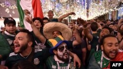 En las afueras del Kremlin hinchas de la selección de México celebran la victoria 1-0 frente a Alemania. AFP PHOTO / Vasily MAXIMOV.