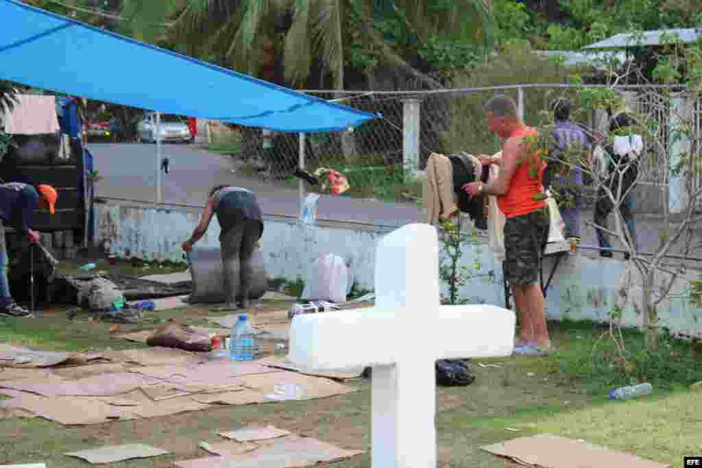 Migrantes cubanos en Panamá, a la espera de ser reubicados en hoteles, luego de abandonar los albergues que dispuso el gobierno istmeño para ellos.