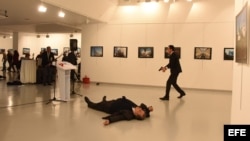  Fotografía del hombre armado (d) que disparó contra el embajador de Rusia en Turquía, Andrei Karlov.