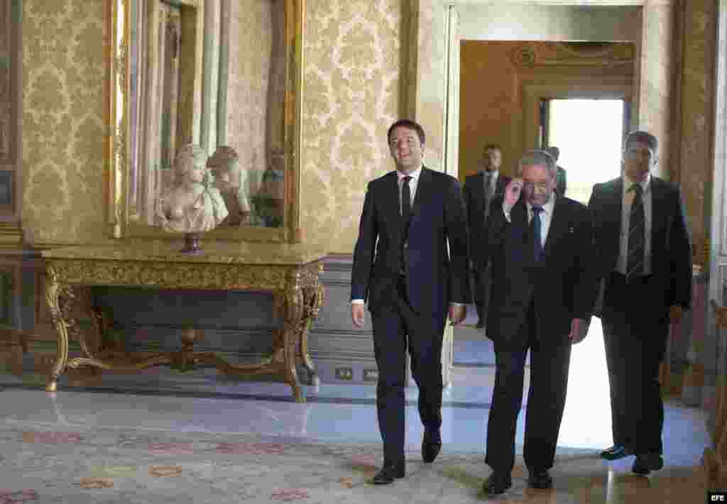 En Roma, Raúl Castro se reúne con el premier de Italia, Matteo Renzi (i).