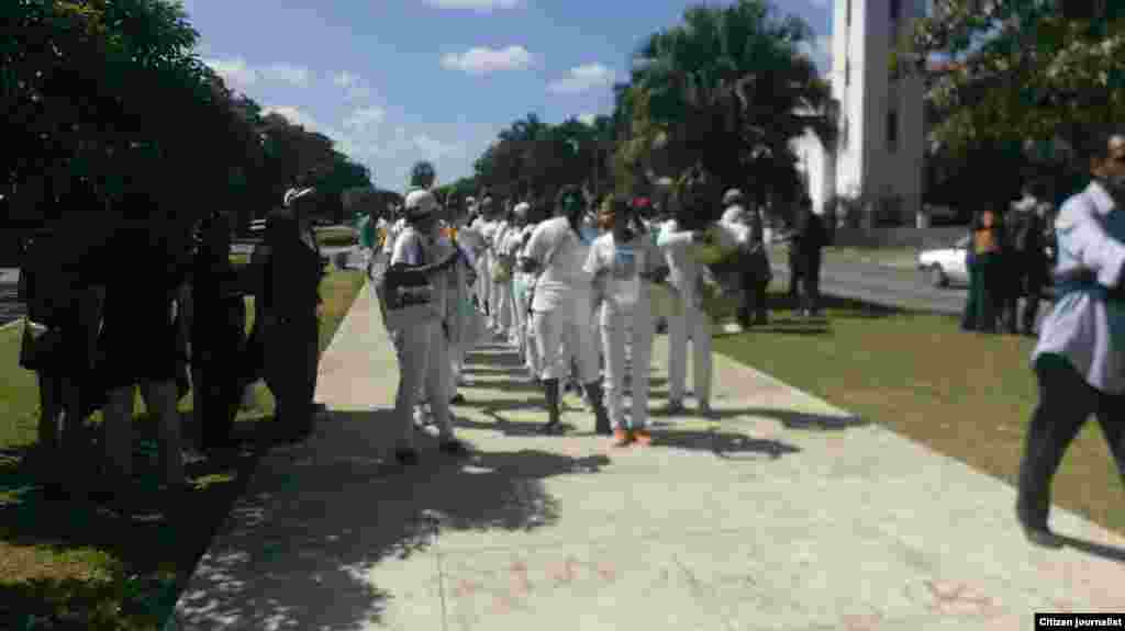 &nbsp;Damas de Blanco marchan por 5ta Avenida