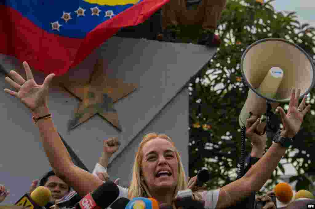 Durante el evento, Tintori aseguró que tras la lectura de la sentencia, llevaron a López a la cárcel, a &quot;un calabozo de dos por dos, sin luz y con todas sus pertenencias por el piso&quot;.