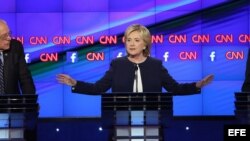 Senador de Vermont Bernie Sanders, Hillary Clinton y el exgobernador de Maryland Martin O'Malley en debate demócrata.