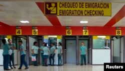 Punto de control de inmigración en el aeropuerto internacional de La Habana 