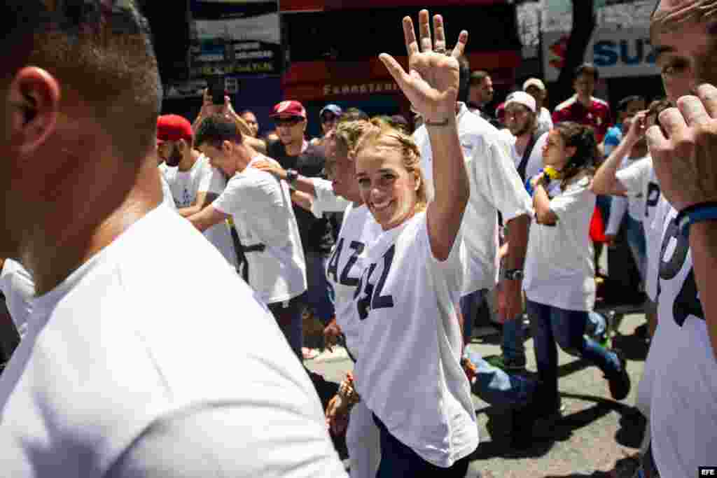 Lilian Tintori (C), esposa del líder venezolano Leopoldo López junto a miles de personas participa el de 1 de septiembre de 2016, en una manifestación denominada &quot;Toma de Caracas&quot;.