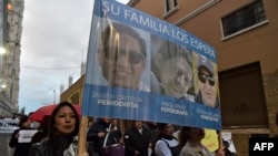 Familiares de dos periodistas ecuatorianos y su chofer secuestrados por un frente disidente de las FARC posan con sus fotos. Foto Archivo.