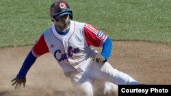 Veloz: Rusney Castillo se desliza en la almohadilla durante los XVI Juegos Panamericanos en México 2011.