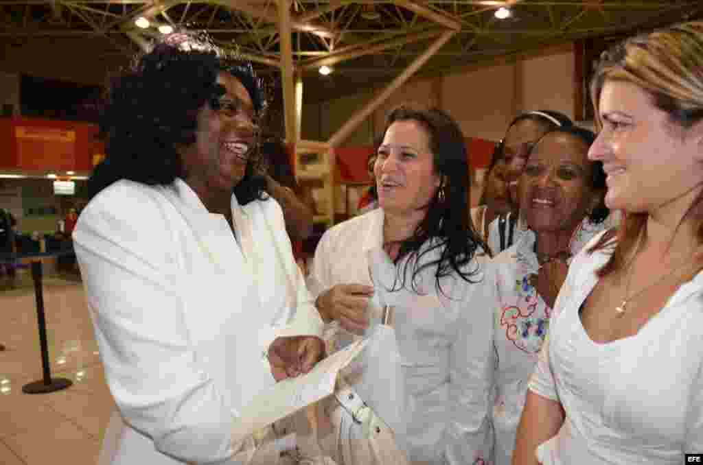 La líder del grupo disidente Damas de Blanco, Berta Soler (i), habla con sus compañeras hoy, domingo 10 de marzo de 2013, antes de viajar a España en su primera salida al extranjero desde La Habana (Cuba). El viaje de Soler se produce en el marco de la nu