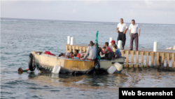 Grupo de cubanos llegan a Caimán Brac en viaje hacia Honduras.