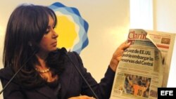 La presidenta argentina Cristina Fernández muestra una edición del periódico Clarín 