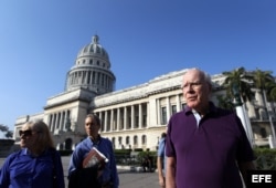 El senador estadounidense Patrick Leahy camina por La Habana.en febrero de 2013