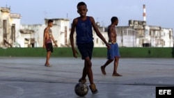 Niños jugando al fútbol en calles y plazas cubanas.