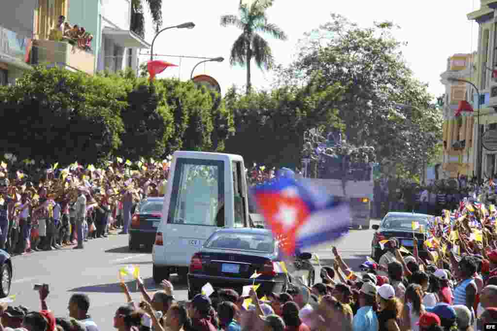 Reporta Cuba ninos extendiendo manos fotoBerta Soler