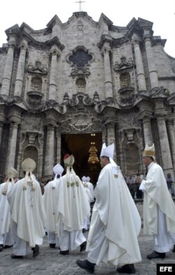 Un grupo de cardenales y obispos católicos.