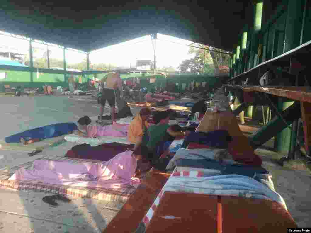 Migrantes cubanos en el colegio nocturno La Cruz, Guanacaste, Costa Rica. Foto: Esdrey Roura, cortesía.