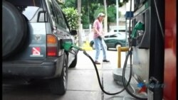 Venezolanos pasan las de Caín para conseguir gasolina