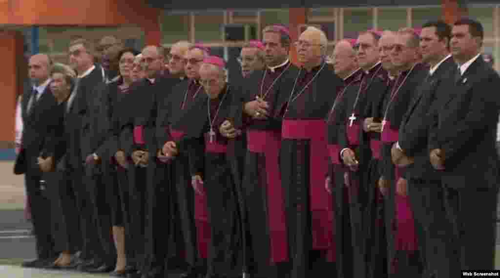 Miembros de la Iglesia escuchan el discurso del papa Francisco en el aeropuerto José Martí.