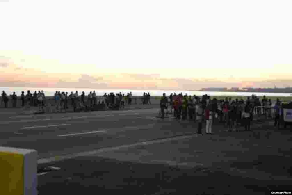 Cubanos expectantes a la ceremonia de la embajada de EEUU en La Habana.