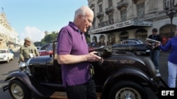 El senador estadounidense Patrick Leahy camina por La Habana (Cuba).