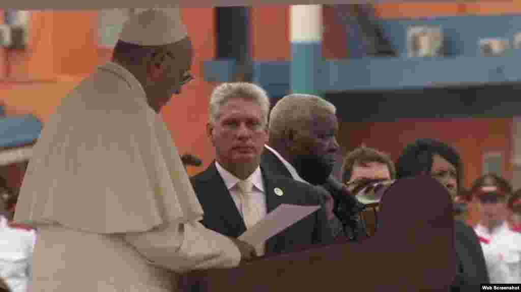 El vicepresidente cubano Miguel Díaz-Canel escucha las palabras del papa Francisco.