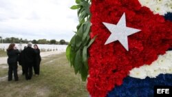 Un arreglo floral con los colores de la bandera cubana se puede apreciar durante el Memorial Cubano. 