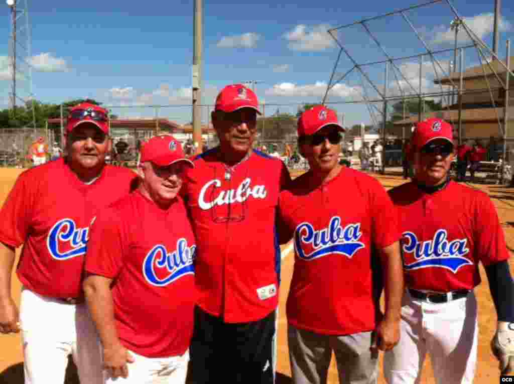 Antonio Muñoz, de visita en Estados Unidos, rodeado de otros ex-peloteros cubanos en el exilio, entre ellos el cienfueguero Feliciano González (Izq.) durante el "Juego del Reencuentro", en Hialeah, Florida.