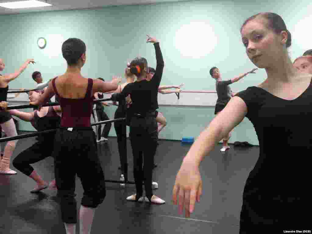 Grupo de bailarines cubanos entrenando en la Academia de Ballet de Sarasota