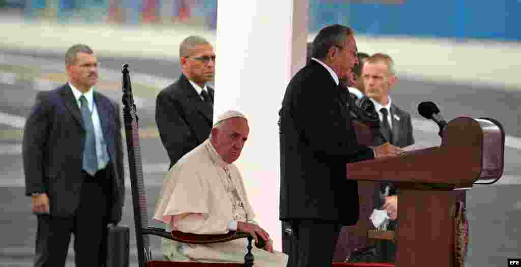 El papa Francisco escucha el discurso de bienvenida del gobernante cubano Raúl Castro.