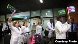 Con banderitas: primeros médicos cubabos llegan a Brasil