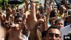 Decenas de personas participan hoy, domingo 29 de julio de 2012, en una manifestaci&oacute;n hecha por varias agrupaciones de disidentes cubanos en Miami (EEUU). EFE/GAST&Oacute;N DE C&Aacute;RDENAS