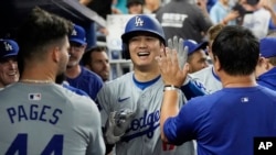 Shohei Ohtani (17), de los Dodgers de Los Ángeles, celebra después de conectar su jonrón número 50 de la temporada (Foto AP/Marta Lavandier)