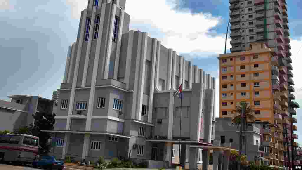 Sede de la Casa de las Américas en La Habana (i), muy cerca del malecón habanero, en el barrio de El Vedado.