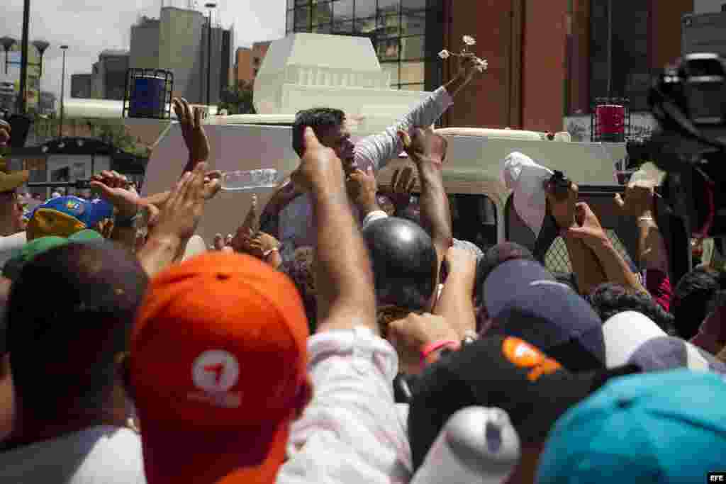 Leopoldo López se entrega en una plaza de Caracas a la GMB, policía militarizada