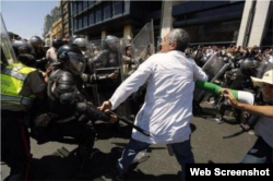 Golpean a un médico venezolano.