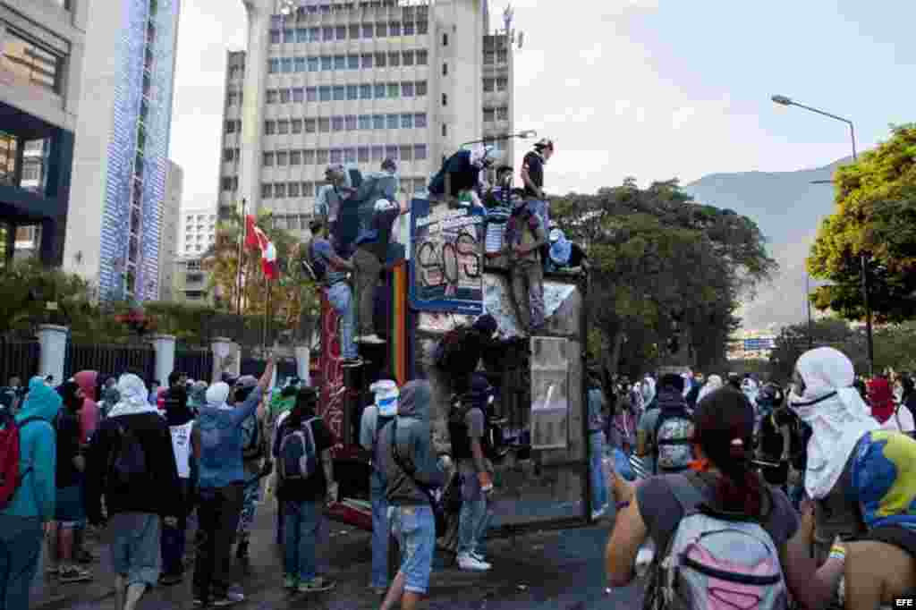 Un grupo de personas observa un quisco de los trabajadores del metro de Caracas