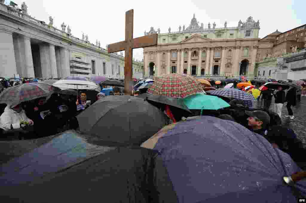 Centenares de feligreses permanecen atentos en la Plaza de San Pedro del Vaticano durante la segunda jornada de Cónclave en la ciudad del Vaticano hoy, miércoles 13 de marzo de 2013. Las dos primeras fumatas negras surgidas de la chimenea de la Capilla Si