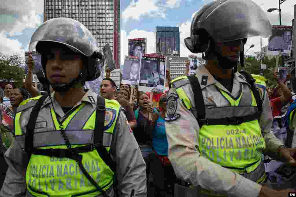 Un cordón policial separa al grupo de seguidores del opositor venezolano Leopoldo López y otro grupo oficialista.