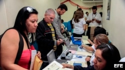 Cubanos en tránsito hacia EEUU muestran su documentanción en el Aeropuerto Internacional Monseñor Oscar Arnulfo Romero.