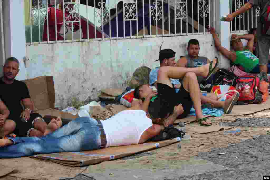 La mayoría de los cubanos que se acumulan en la localidad de Paso Canoas estuvieron alojados en unos cinco albergues habilitados por las iglesias Católica y Evangélica, otros duermen en hoteles rentados por ellos y varios en la calle.