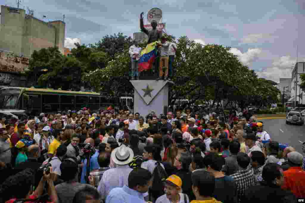 Un grupo de seguidores muestra su apoyo a López, durante una concentración en la plaza José Martí, de Chacao, en Caracas.